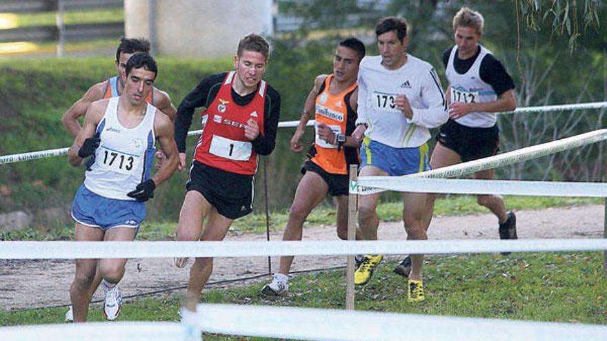 Carlos Costa, en cabeza, durante la disputa de la carrera masculina, ayer en la 32 edición del Memorial Belarmino Alonso. // Jesús de Arcos