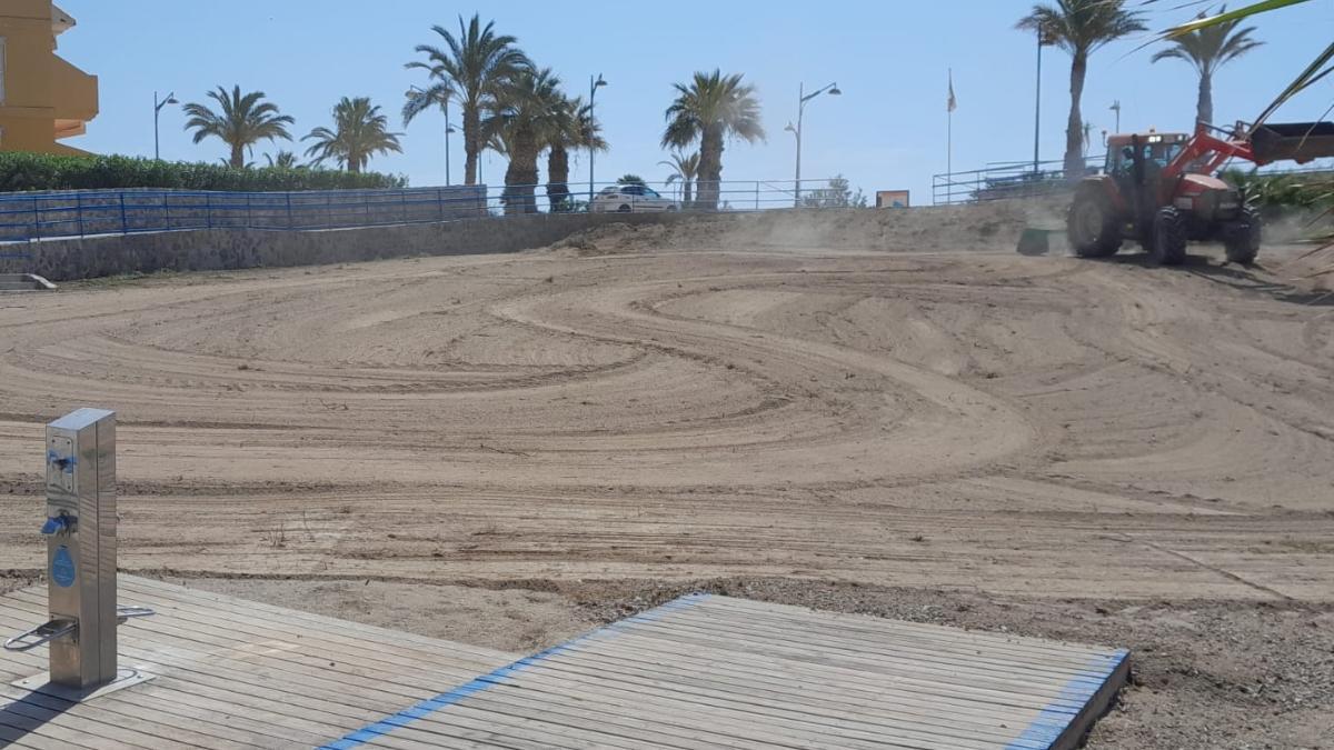 Cartagena pone a punto sus playas para Semana Santa, con accesos y lavapiés desde Isla Plana a La Manga del Mar Menor