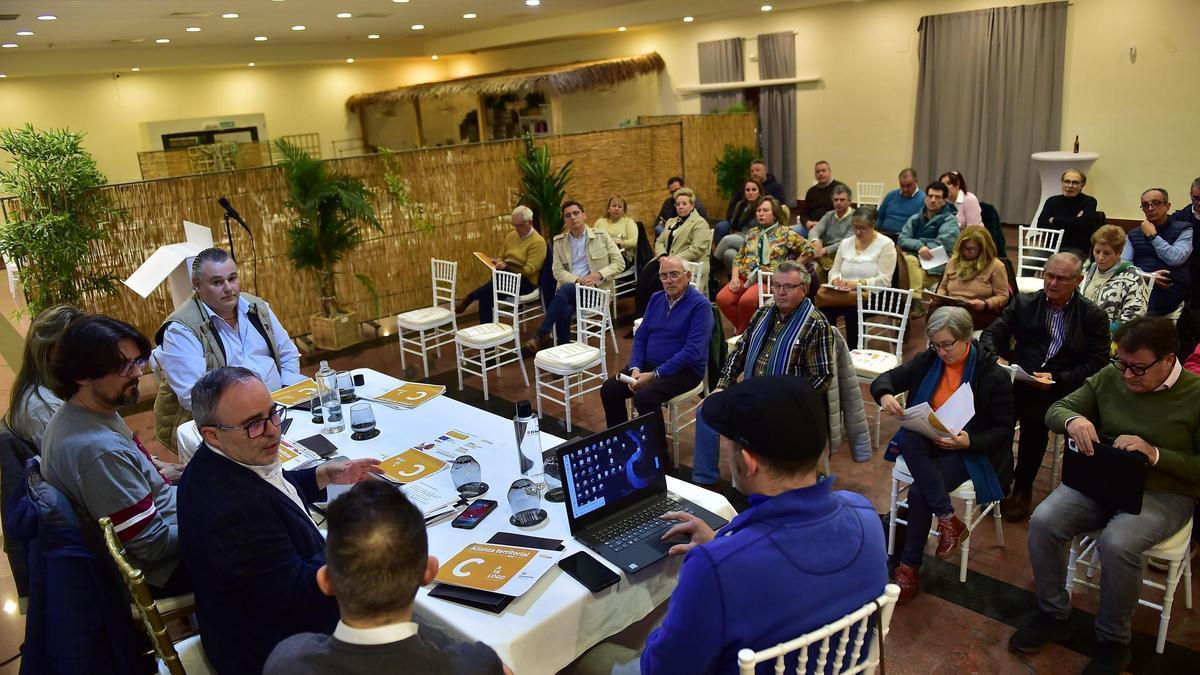 Reunión del MSU-Norte, vecinos y empresarios sobre Martín Palomino en Plasencia.