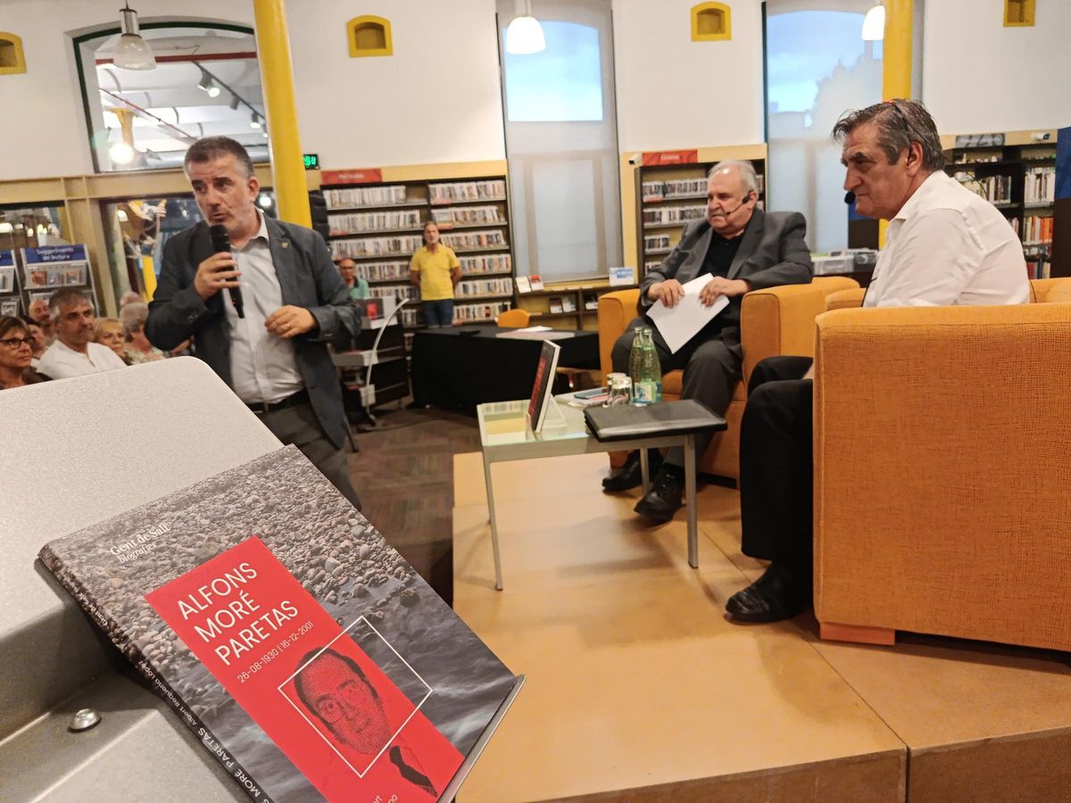 Una imatge de la presentació amb el llibre en primer terme.