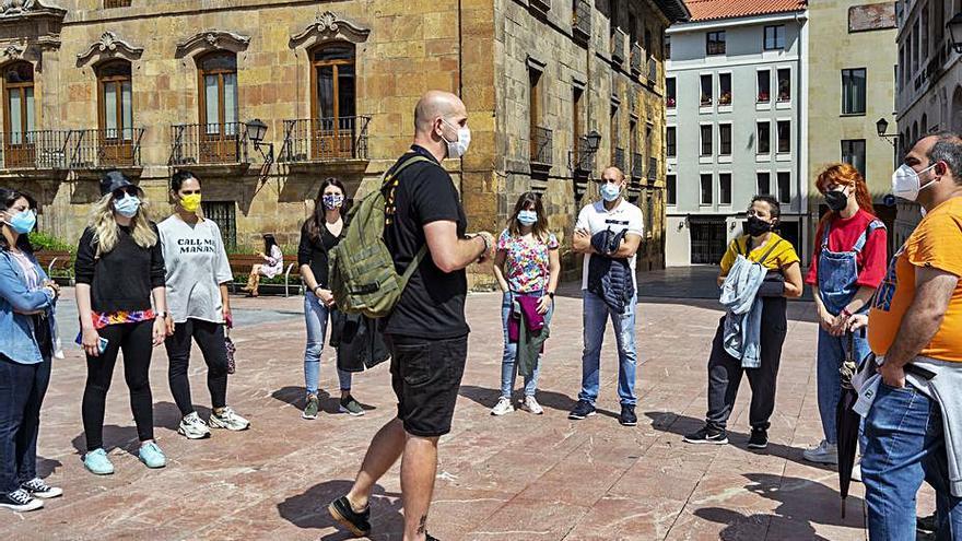 Un grupo de turistas italianos, ayer, participando en una visita guiada en la plaza de la Catedral. | Nazaret Quintas