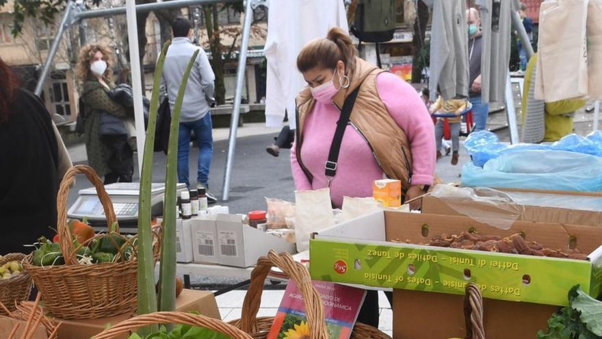 Un puesto de frutas y verduras en un mercado.