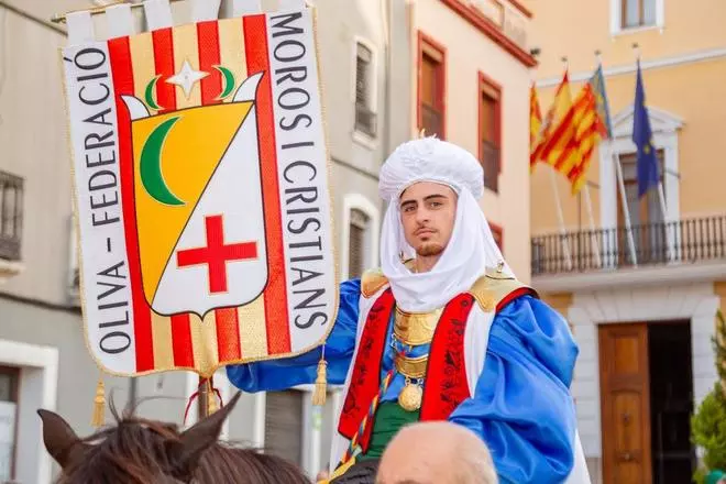 Los Moros i Cristians de Oliva calientan motores con la presentación de cargos y el Concert de Festes
