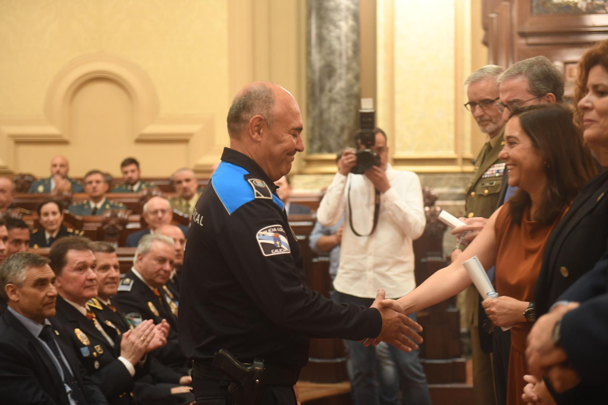 Homenaje a los policías locales de A Coruña que llevan 20 años en el cuerpo