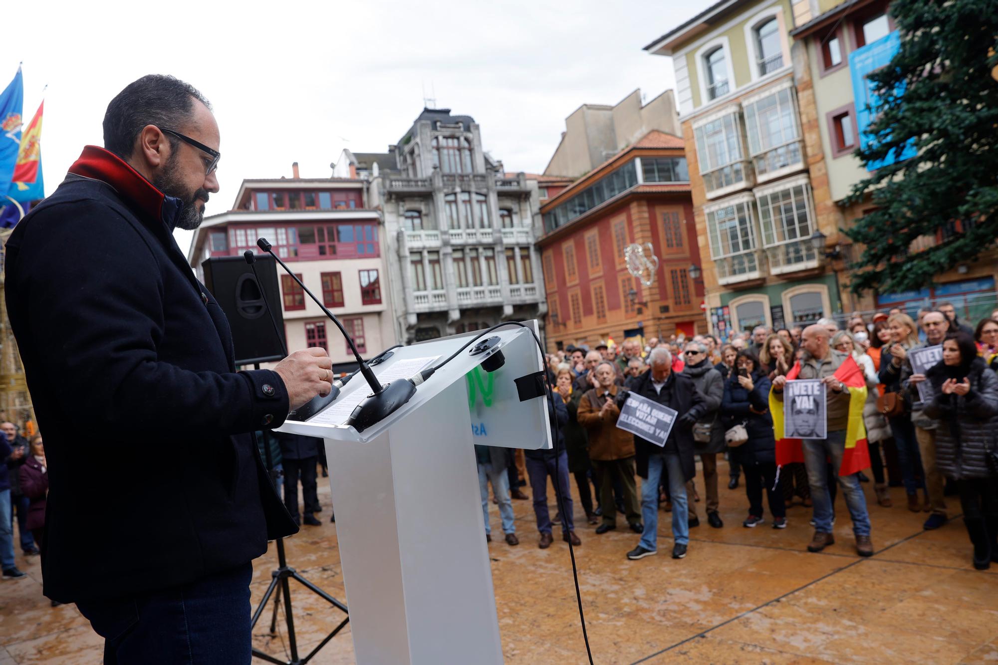 EN IMÁGENES: Vox exige elecciones generales al grito de "Sánchez vete ya" en la plaza del Ayuntamiento de Oviedo