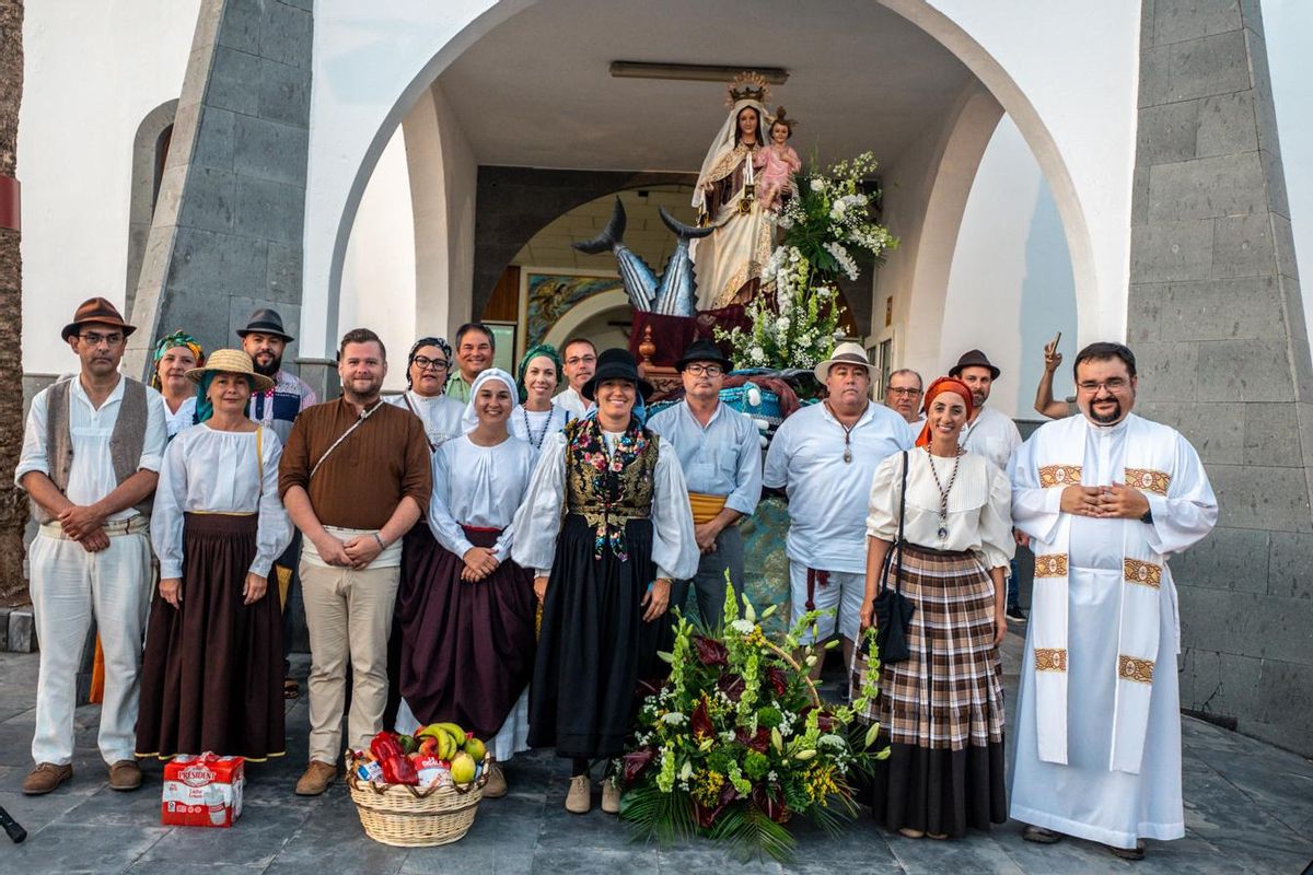 El gobierno local presidido por Onalia Bueno junto a la virgen del Carmen.