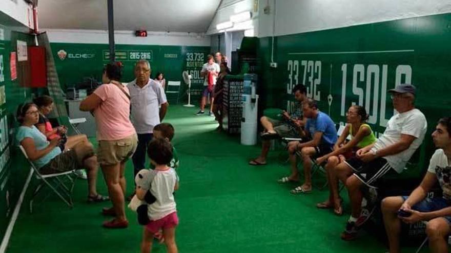 Aficionados del Elche, sacando su abono durante la jornada de ayer.