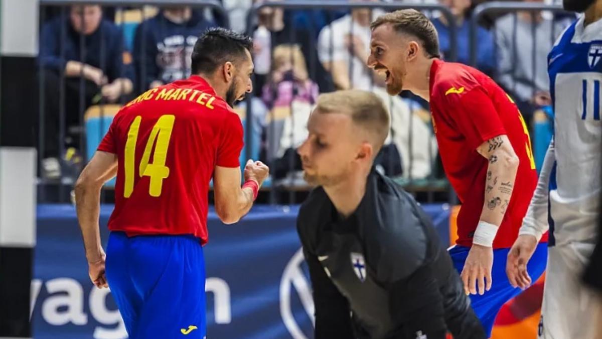 Eric Martel celebra su gol con Sergio González