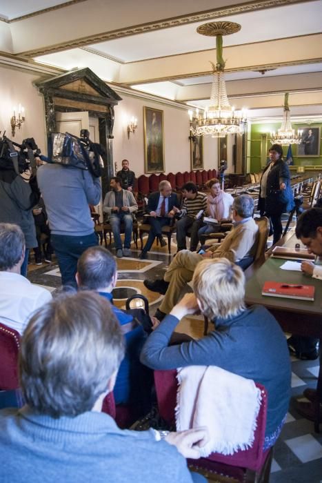 Reunión de Wenceslao López con comerciantes afectados por en incendio de la calle Uría