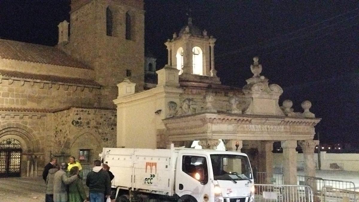 Destrozos en el Hornito de Mérida al paso de una carroza de la Cabalgata de Reyes Destrozos en el Hornito de Mérida al paso de una carroza de la Cabalgata de Reyes