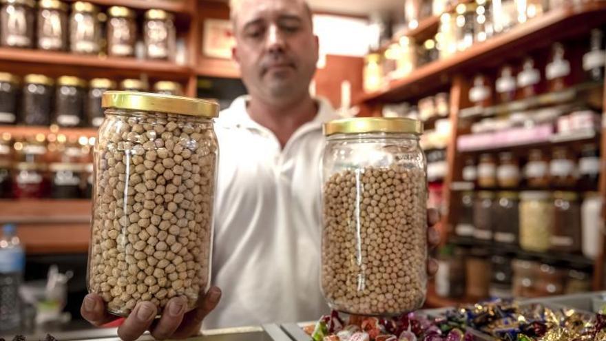 Dos botes de garbanzos en el mercado. | B.RAMON