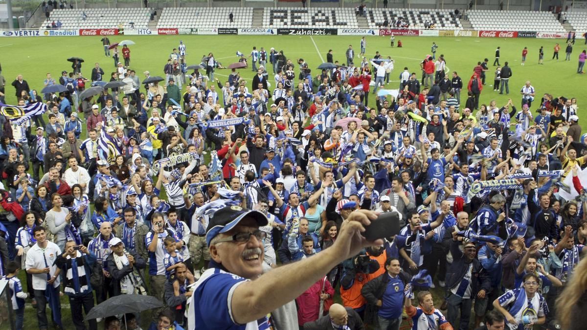 Los aficionados del Hércules presentes en el Stadium Gal de Irún festejan el ascenso a Primera División.