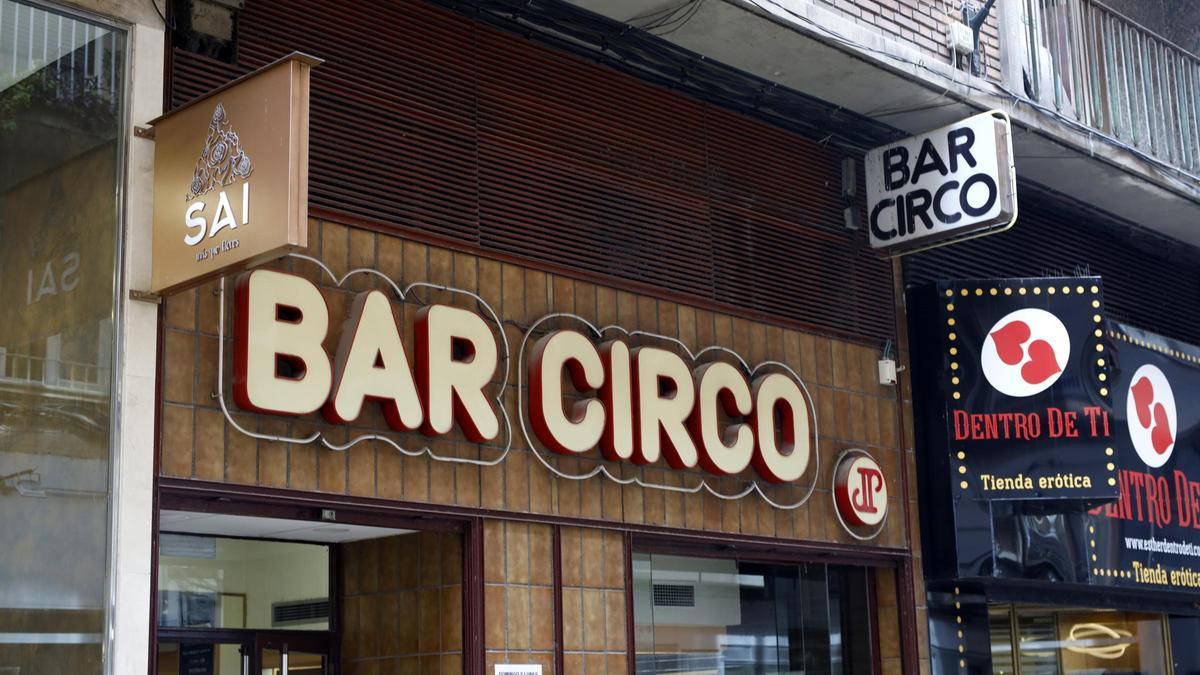 Fachada del Bar Circo, con su icónico letrero, en la calle Jerónimo Blancas de Zaragoza.