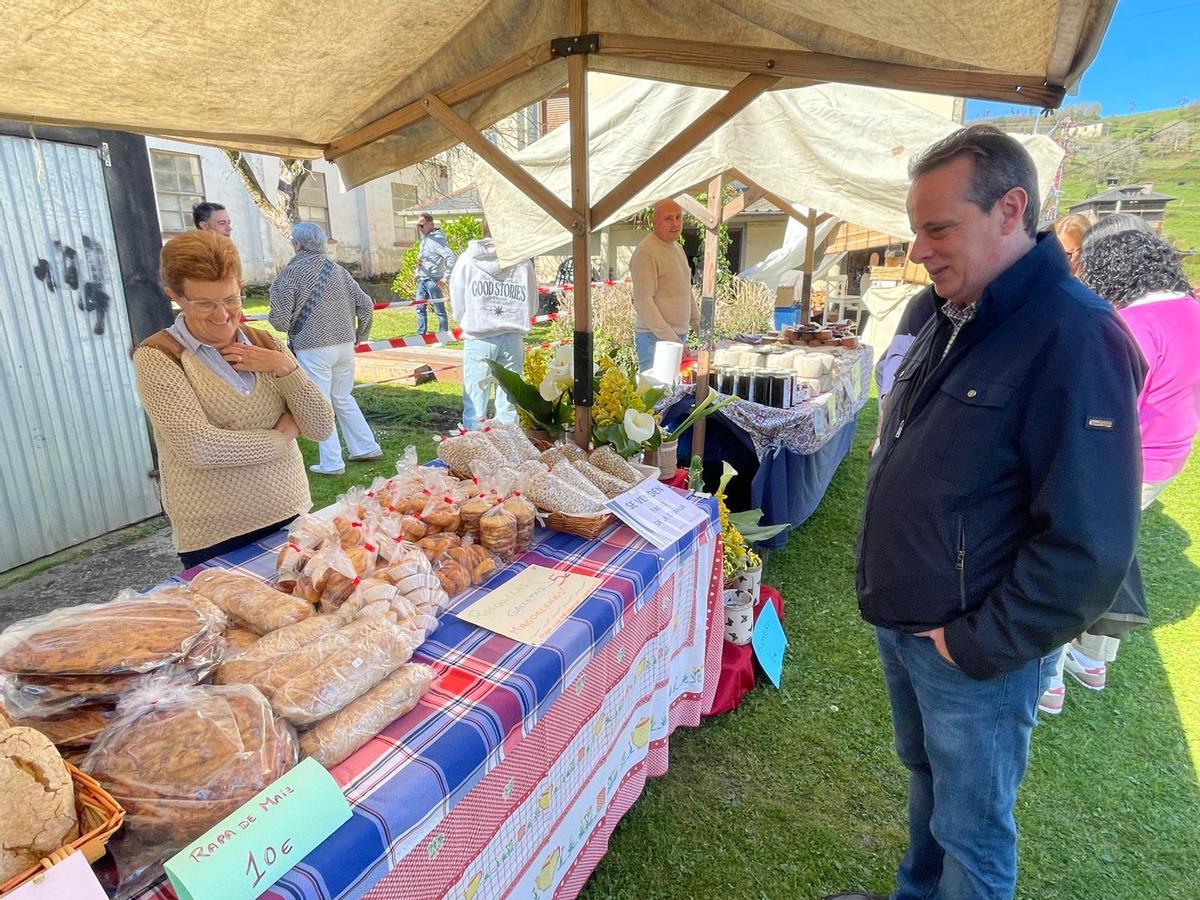 En imágenes: El Valle de Paredes celebra su feria de oficios y costumbres con un día veraniego