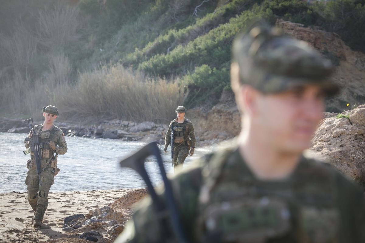 Militares en unas maniobras en la isla.