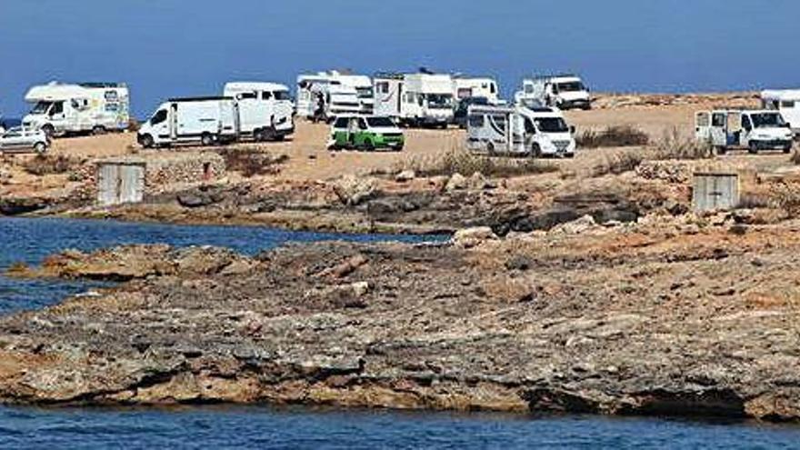 Varias caravanas estacionadas en la zona de la desaladora de Sant Antoni.