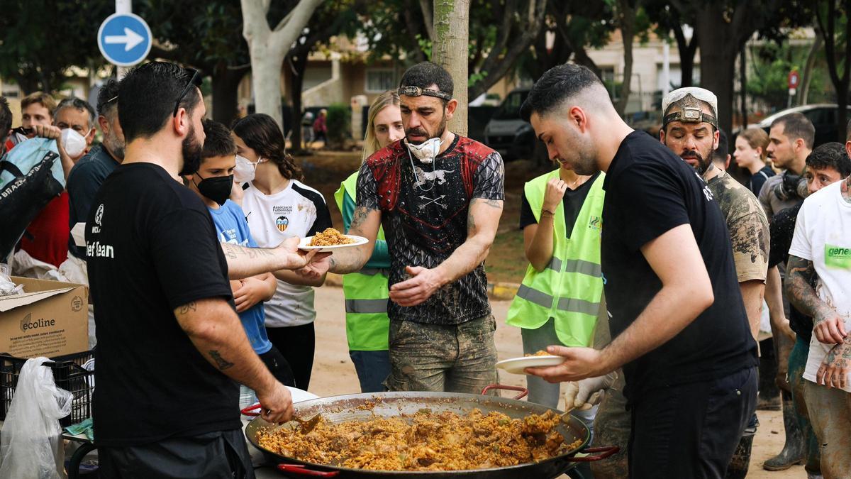 Voluntarios de World Central Kitchen repartiendo paellas en una de las zonas afectadas por la DANA.