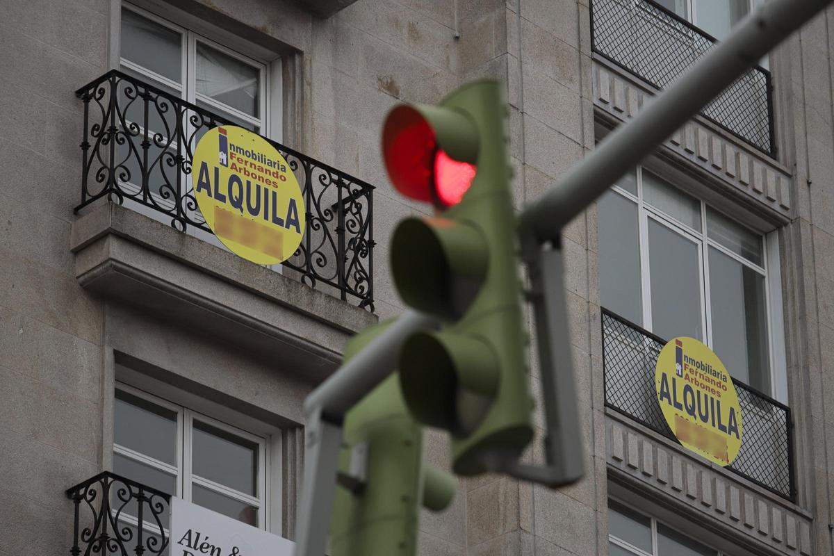 Carteles para anunciar propiedades en alquiler en el centro de Vigo.