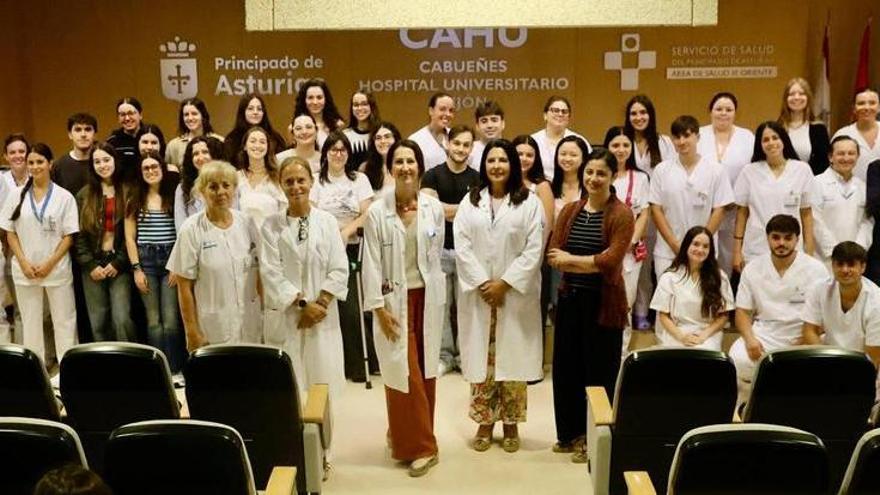 El hospital gijonés de Cabueñes da la bienvenida a los 450 estudiantes que realizarán prácticas en el área sanitaria III