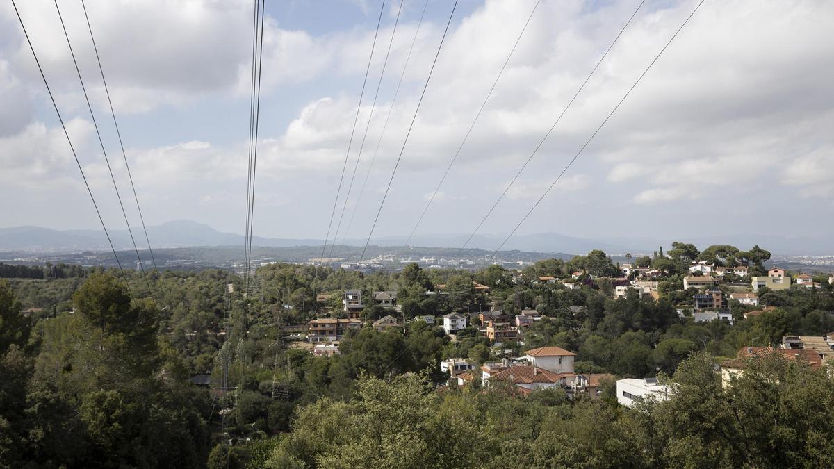 Vistas al bosque de Collserola desde el barrio de Vallpineda de Molins de Rei (Barcelona)