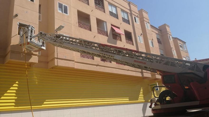 Los bomberos de Elche, durante la extinción del incencio en Torrellano