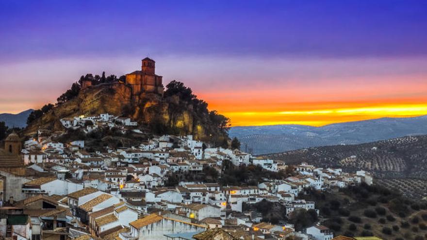 Este es el pueblo andaluz a poco más de una hora de Málaga, reconocido por National Geographic como el que mejor vistas tiene del mundo