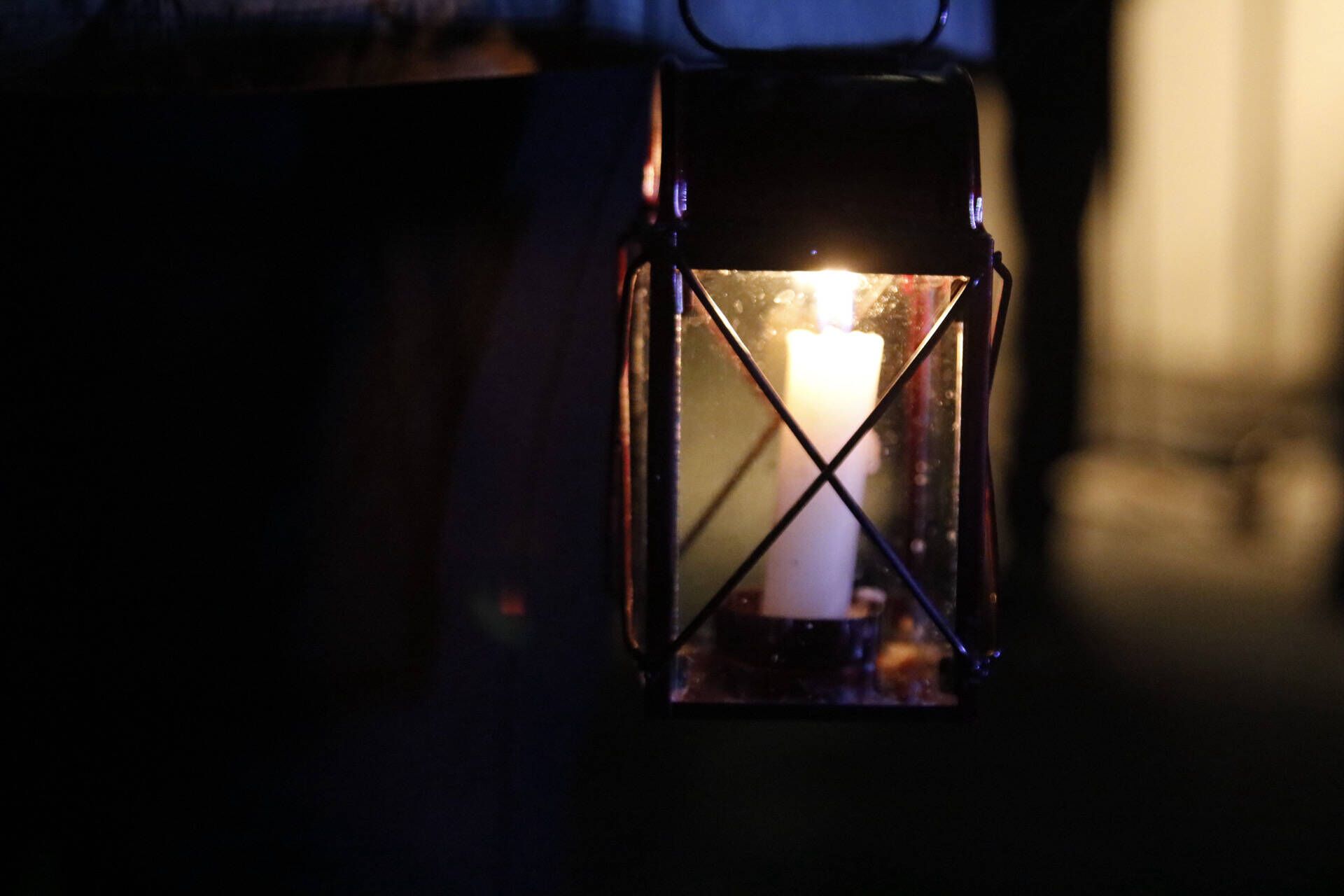 La procesión de las ánimas recorre el cementerio de San Atilano de Zamora con motivo de la noche de Difuntos y con la única iluminación de velas o faroles