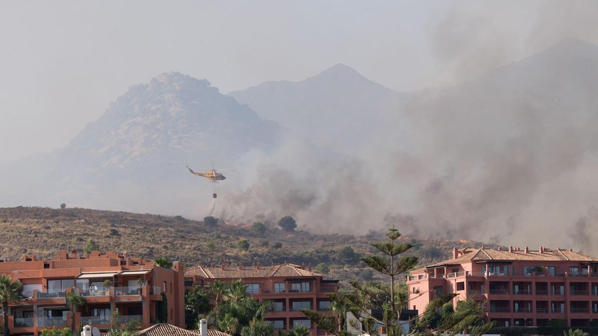 Incendio forestal declarado cerca de urbanizaciones de Benahavís (Málaga)