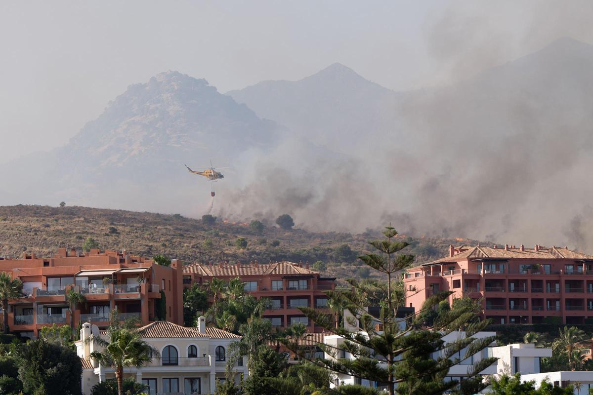 Incendio forestal declarado cerca de urbanizaciones de Benahavís (Málaga)