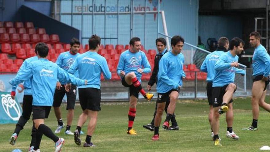 Park, durante el entrenamiento, con Aspas y Peiró. // Jesús de Arcos