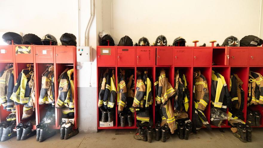 Uniformes en el Parque Insular de Bomberos de Eivissa.  | VICENT MARÍ