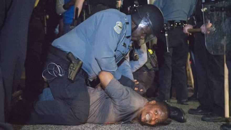 Nueva noche de tensión en Ferguson: dos agentes heridos