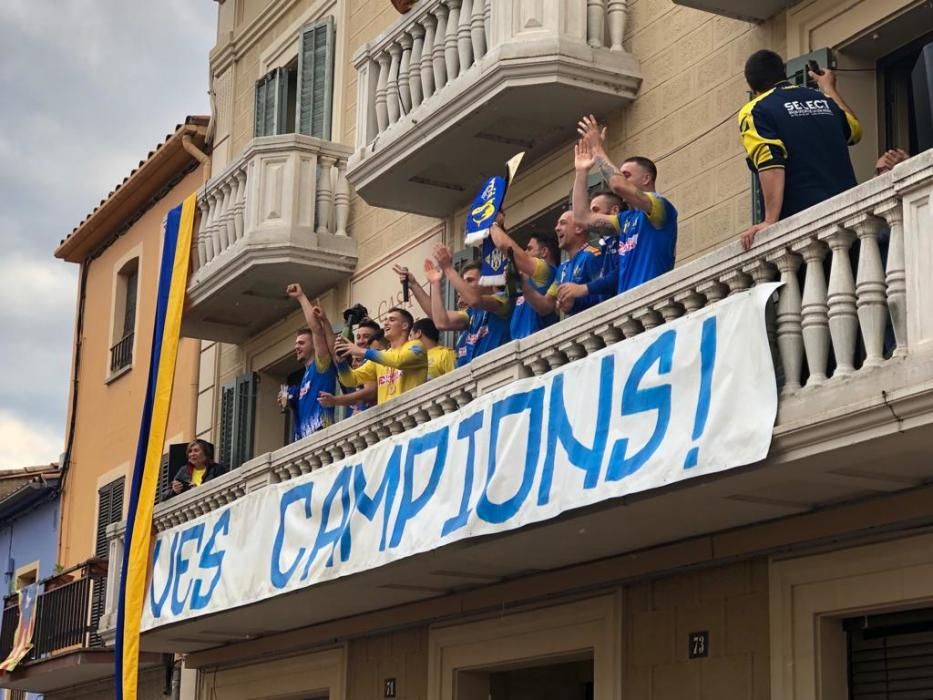 El Sarrià celebra l'històric ascens a la segona divisió espanyola d'handbol