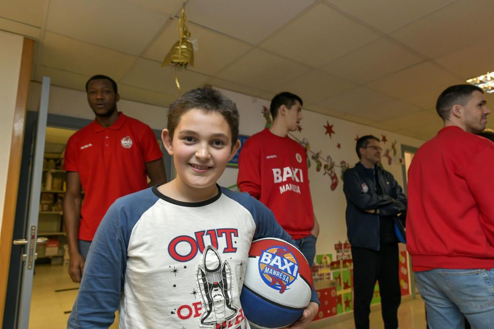 La visita dels jugadors del Baxi a la planta de pediatria de Sant Joan de Déu