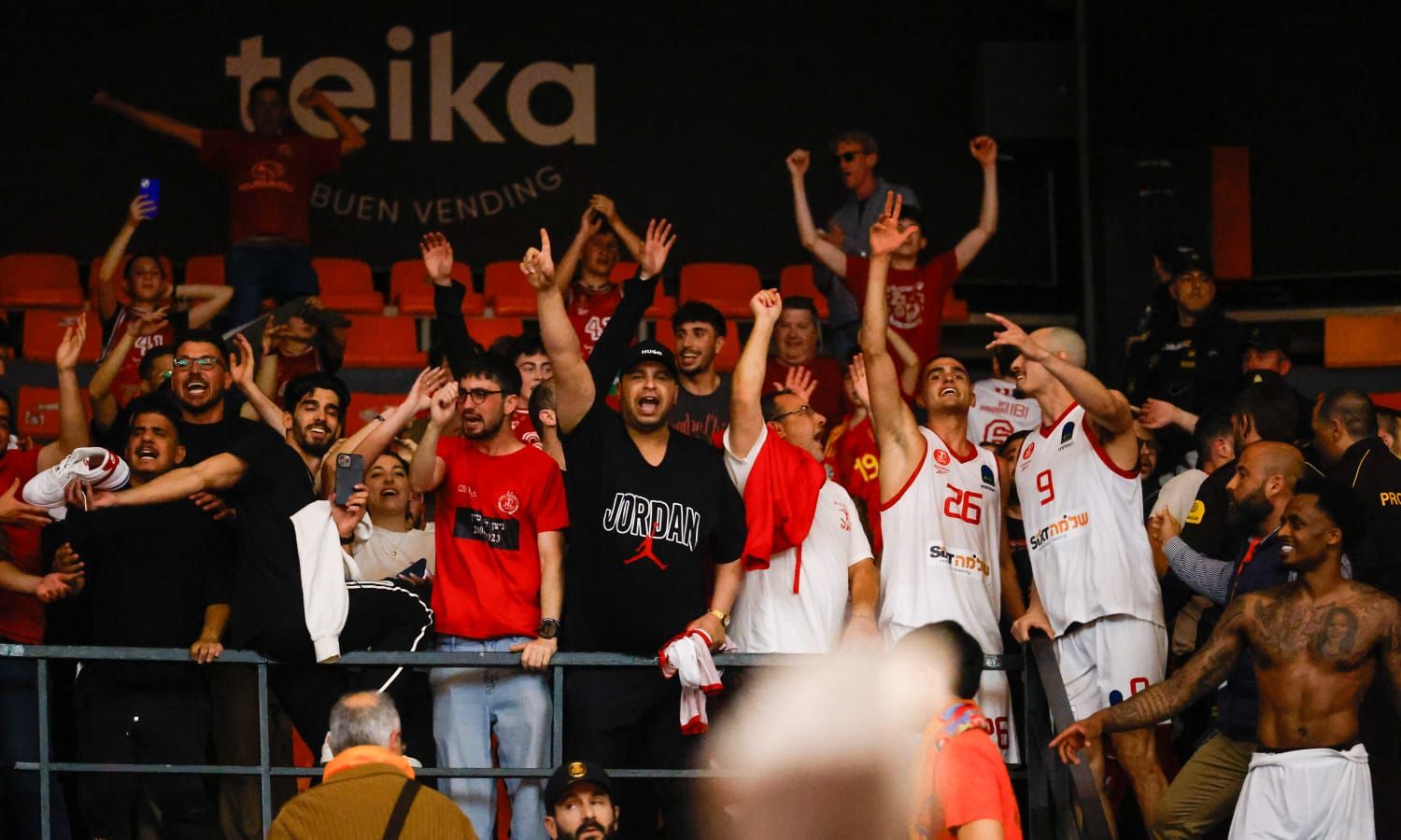 Incidentes en La Fonteta con los jugadores del Hapoel al final del partido