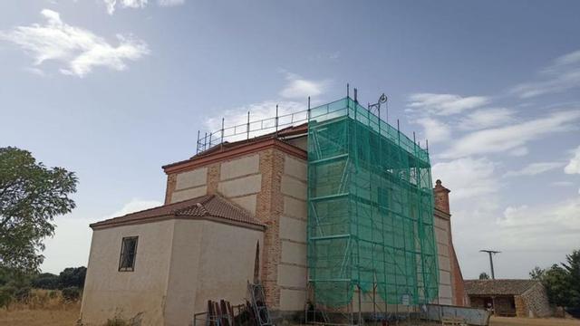 Obras de reparación en el santuario de Olleros de Tera. | E. P.