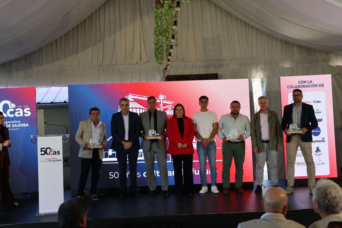 Entrega de reconocimientos durante el acto del cincuenta aniversario.