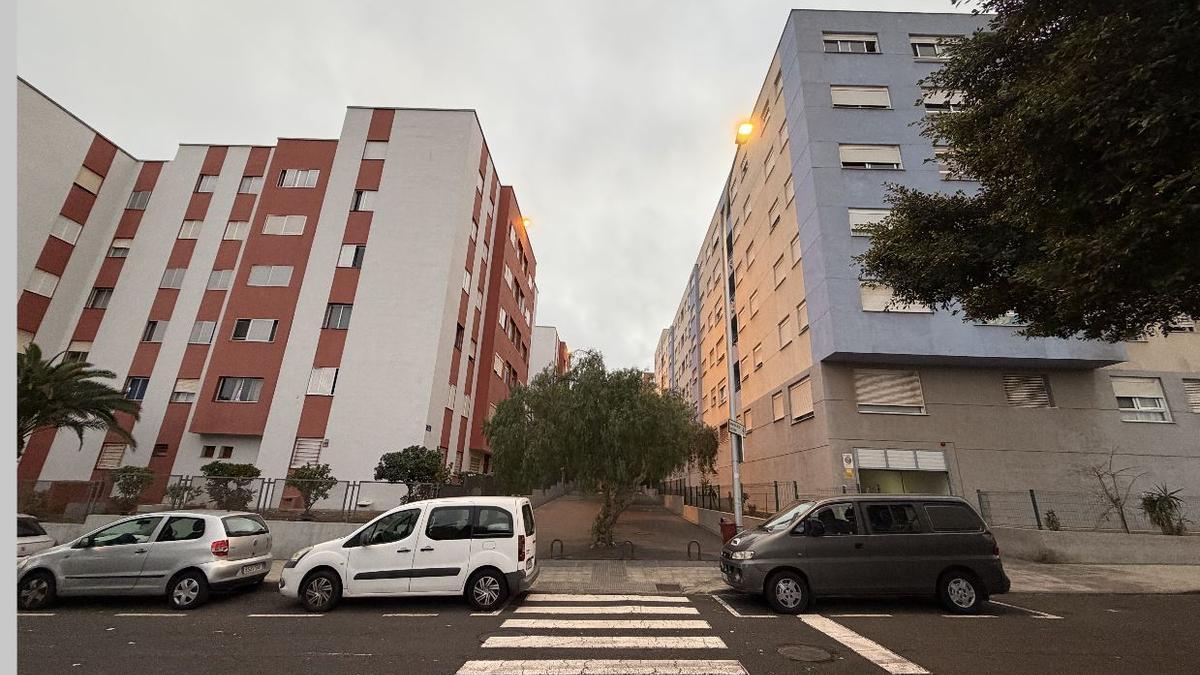 Las 358 familias afectadas por la revisión del alquiler se reparten en las casas azules y rojas de Añaza.