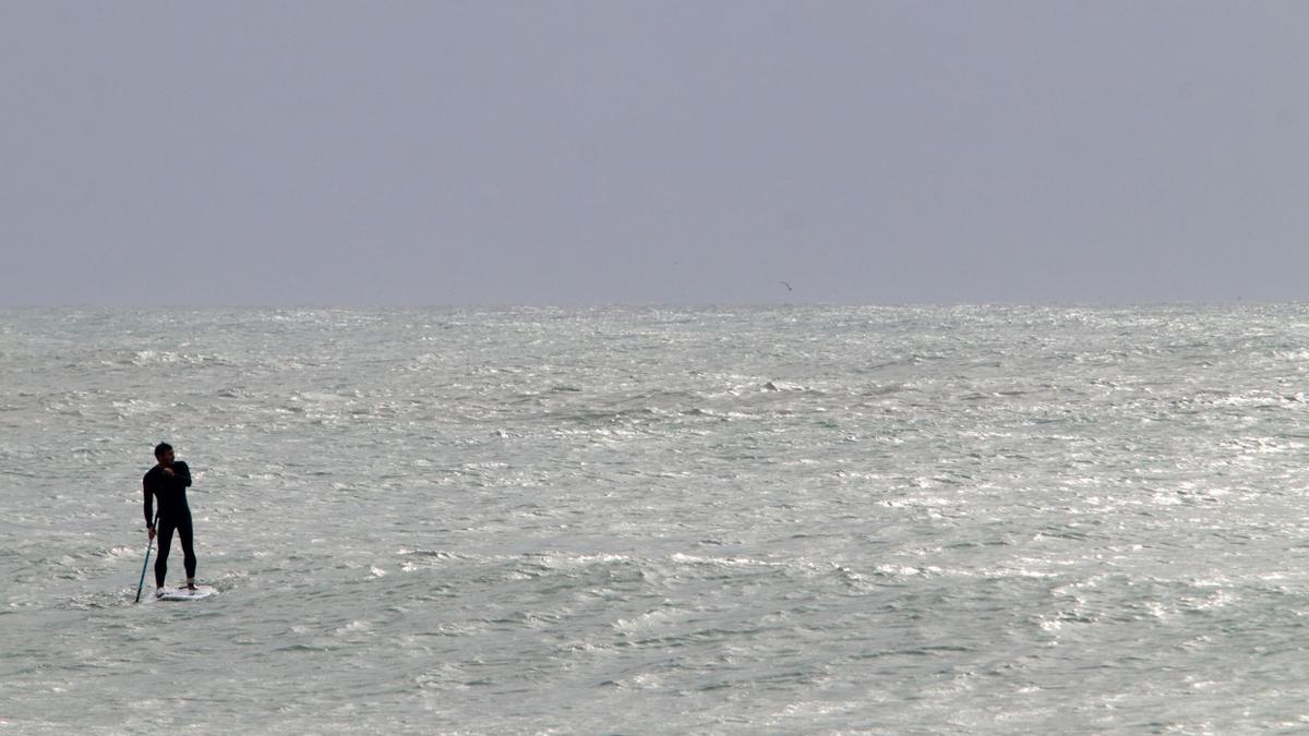 Temporal en la playa El Dedo con surfistas