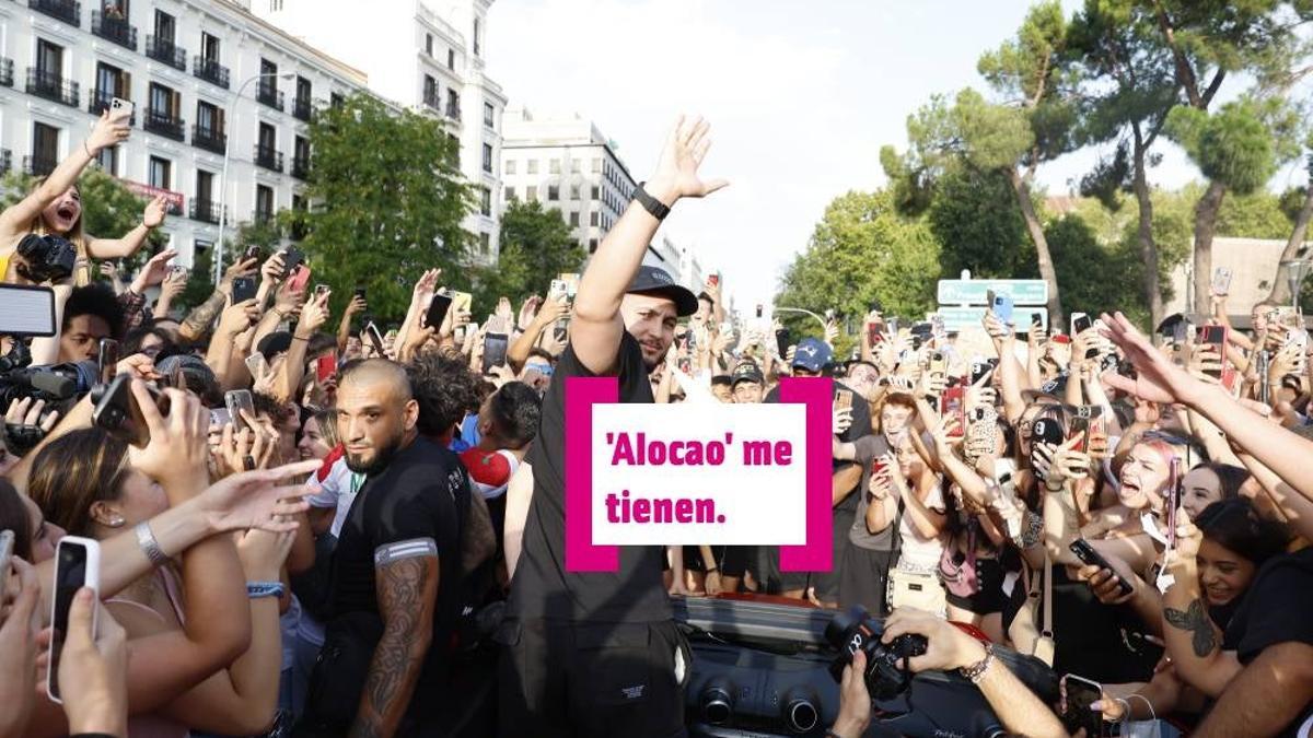 Omar Montes en la plaza de Colón con sus fans