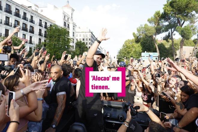 Omar Montes en la plaza de Colón con sus fans