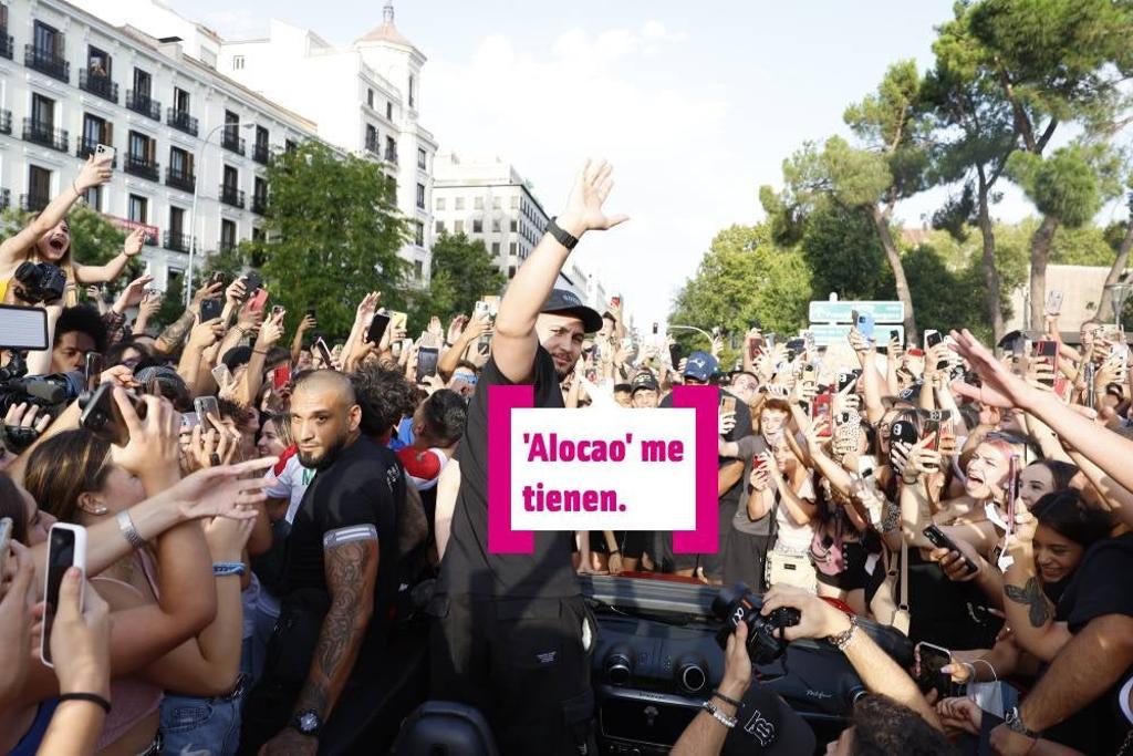 Omar Montes en la plaza de Colón con sus fans