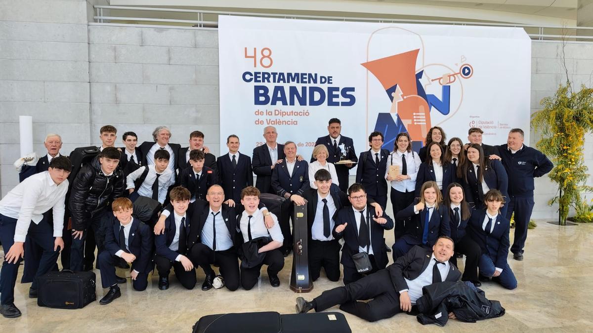 Celebración de la banda tras el premio