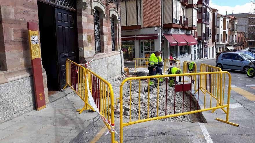 Obras iniciadas para eliminar barreras arquitectónicas en el acceso al Ayuntamiento de la Plaza del Grano.