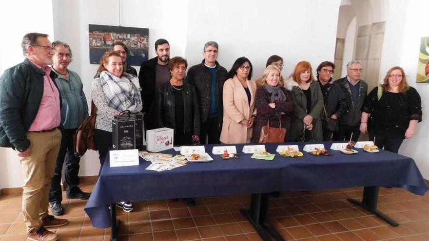 Antonio Lomba y Montserrat Magallanes junto a los artistas y hosteleros participantes en la presentación de &quot;Petiscos con arte&quot;, en A Guarda. // D.B.M.