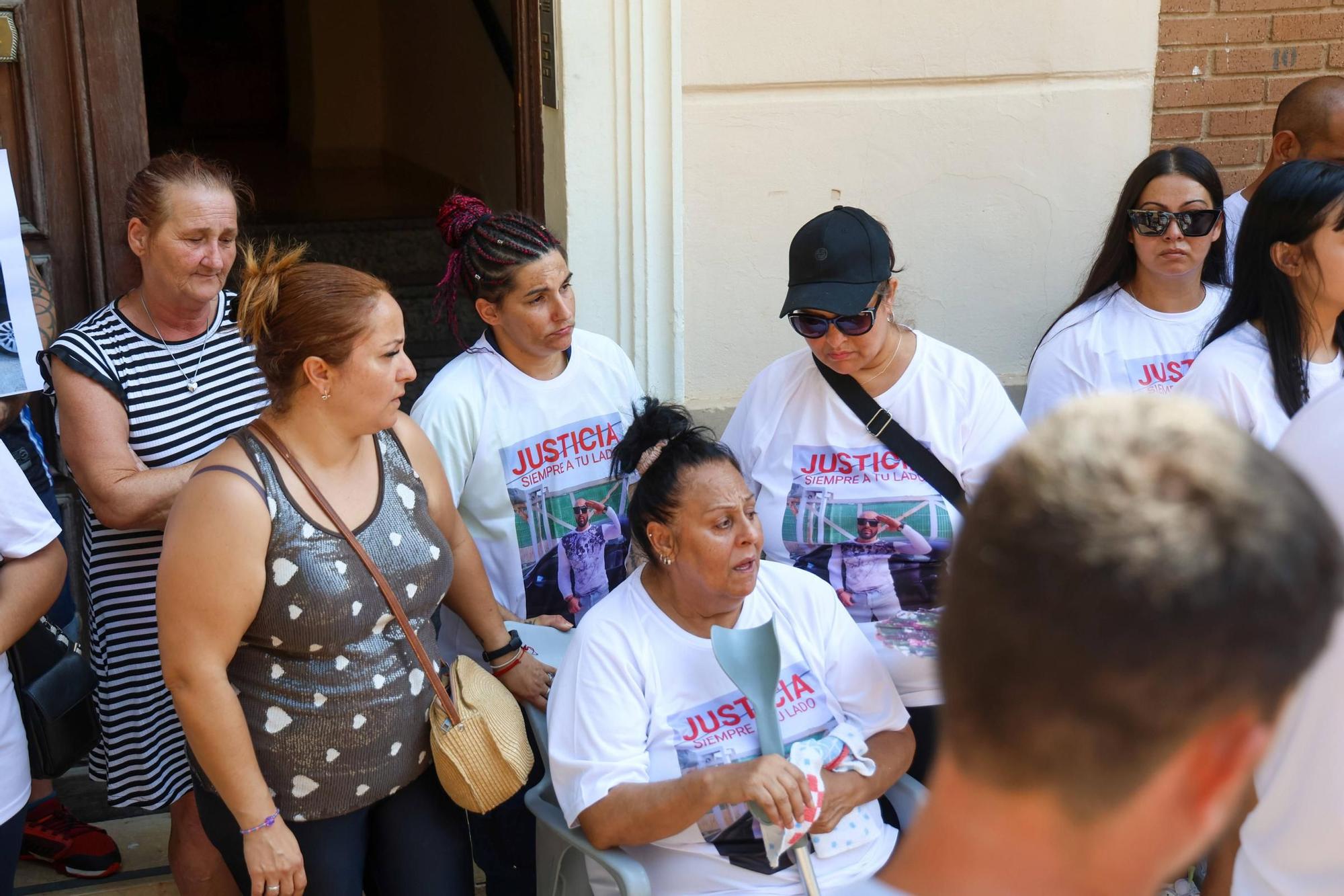 Familiares y amigos de Petar Krasimirov, asesinado a cuchilladas en Carcaixent, guardan un minuto de silencio