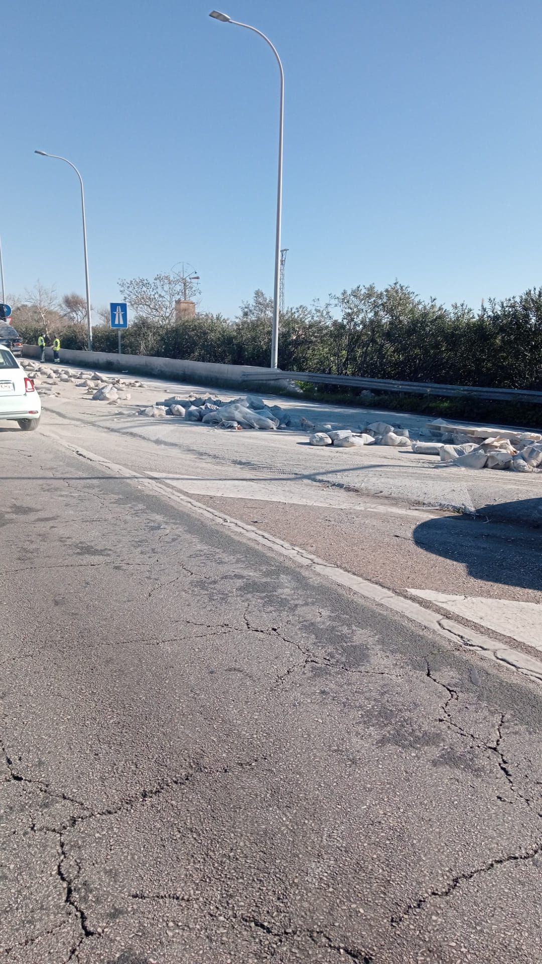 Un camión pierde la carga en la incorporación de la Vía de Cintura a la autopista de Llucmajor