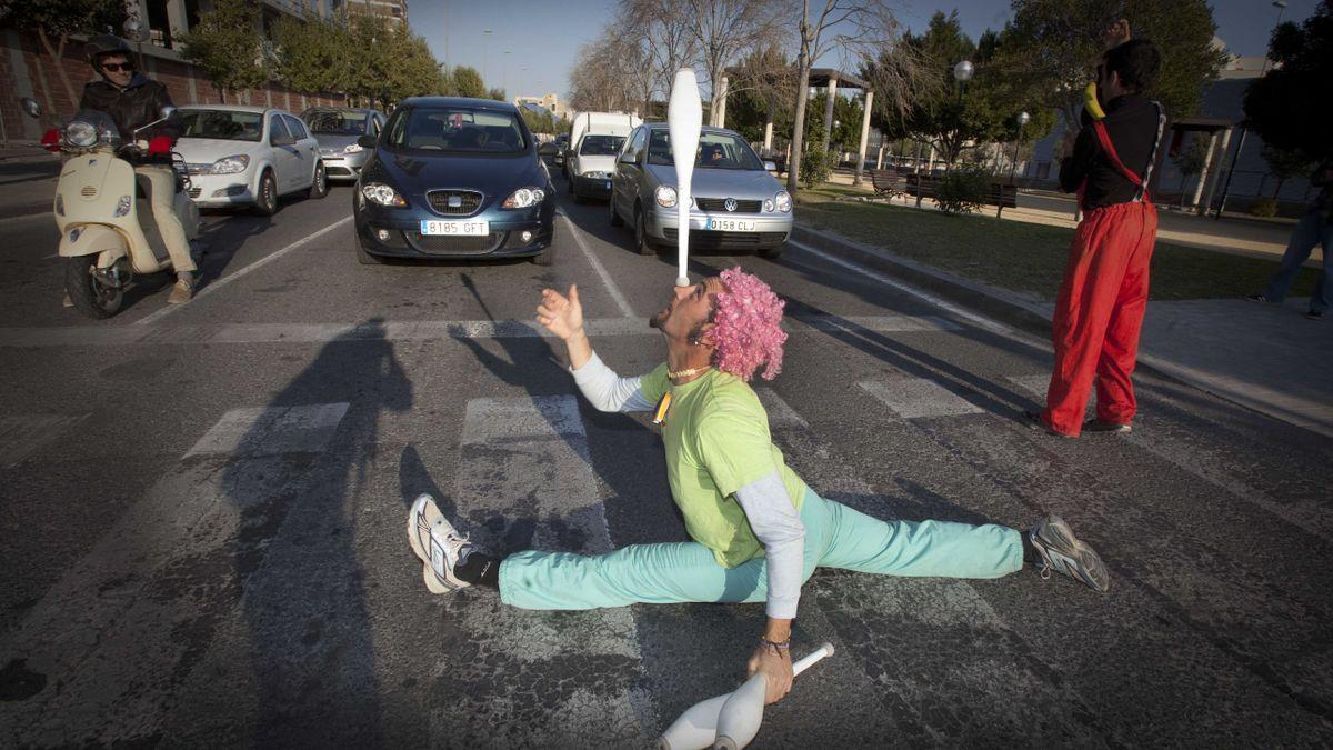Una persona realiza un espectáculo en un semáforo de Alicante
