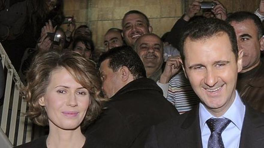 Asma, junto a su esposo.