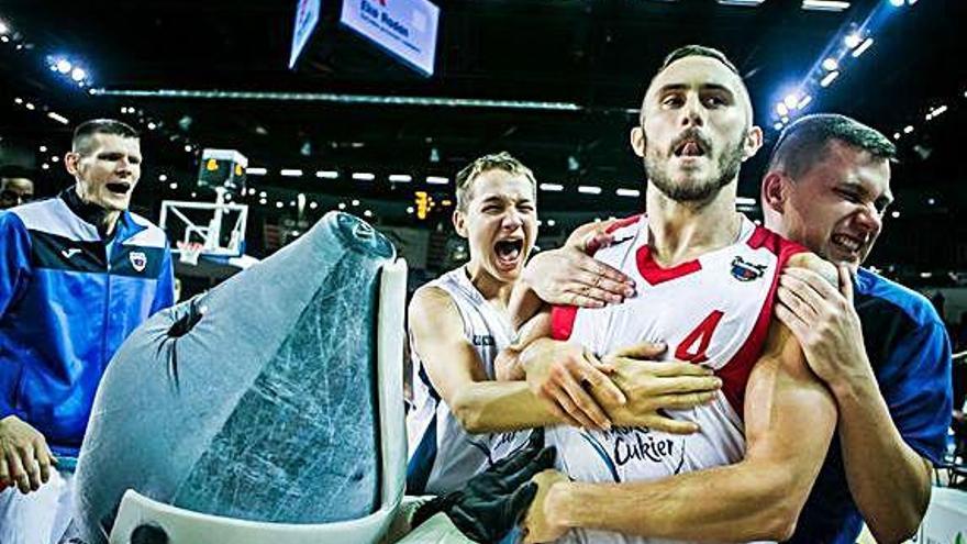 Keith Hornsby, abraçat pels seus companys després del triple decisiu